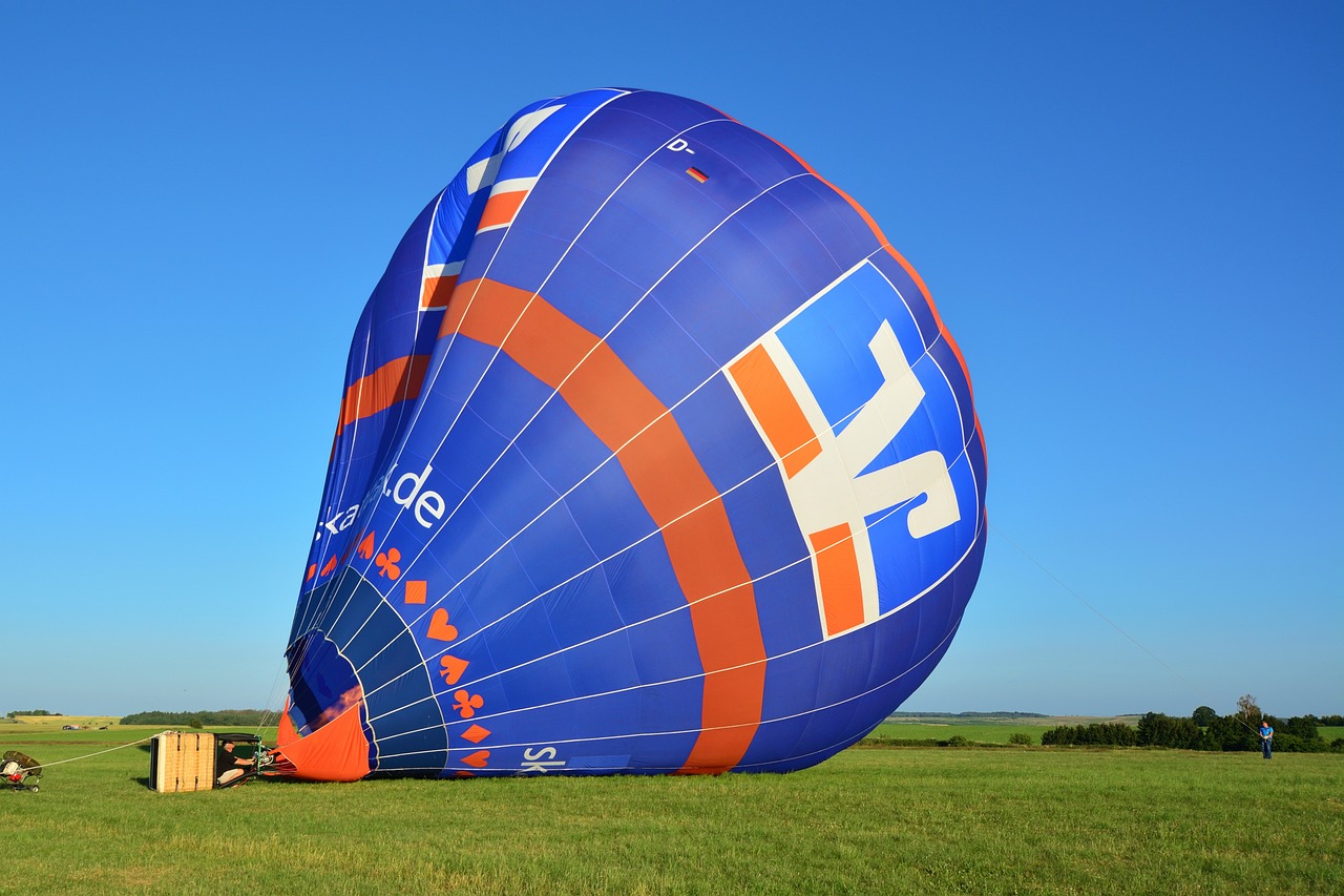 hot-air-balloon-g059329b20_1280.jpg