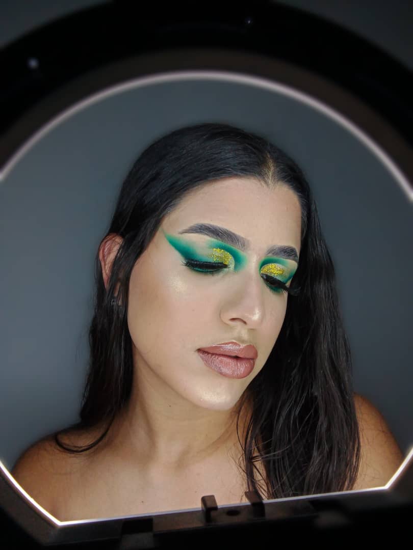 ESP-ENG} Maquillaje en tono verde con glitter dorado || Green makeup with  gold glitter || by: @anymakeup — Hive