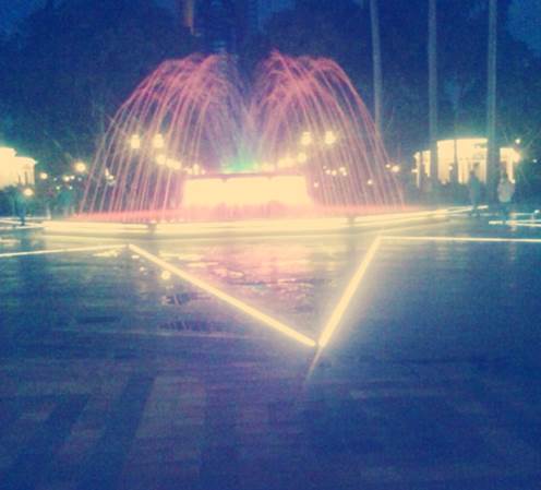 Fuente iluminada.jpg