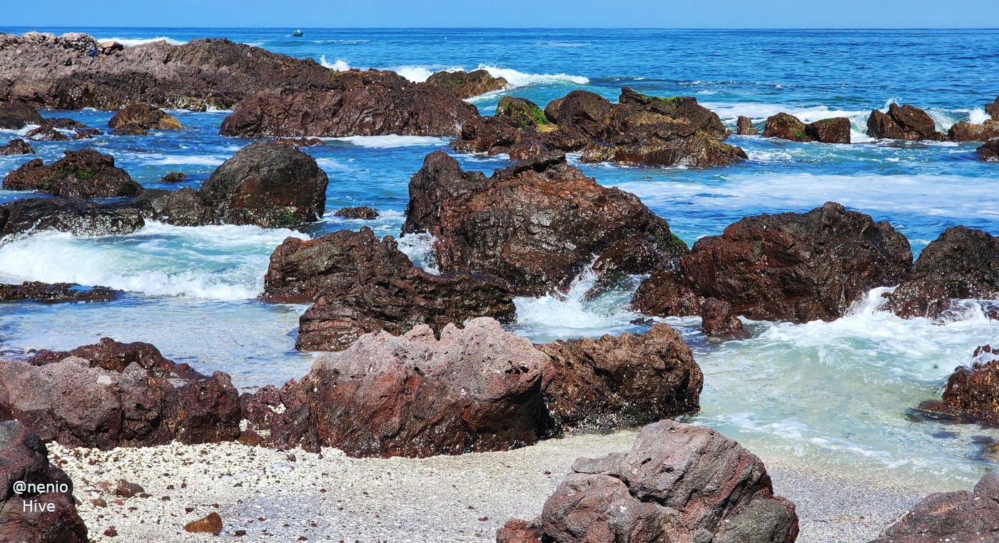 rocks-at-sea-005.jpg