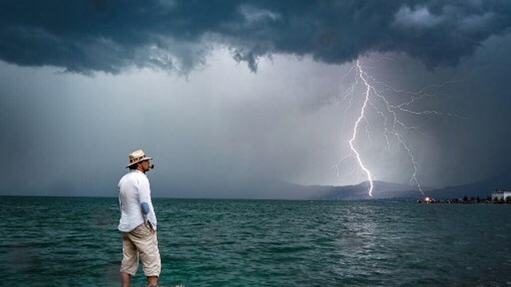 Foto-ilustrativa-persona-tormenta-electrica_14821771.jpg