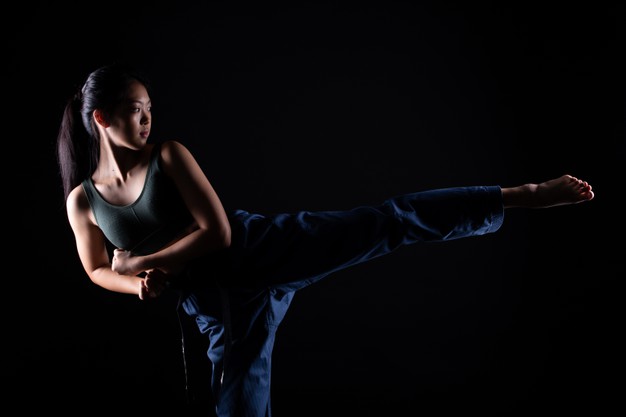 master-black-belt-taekwondo-karate-girl-que-es-atleta-joven-adolescente-muestra-poses-lucha-tradicionales-traje-deportivo-pared-negra-aislada-copia-espacio-baja-exposicion-oscura_121764-758.jpg