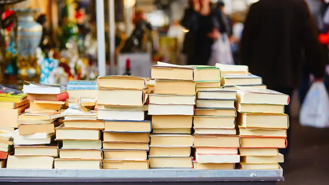 https://images.hive.blog/DQmbiYeATjR7oMn5Vn4hpxFtXgzNWkNn1AjWKPX5GqyfeBS/14-Used-Books-encrier-iStock-514795660.webp