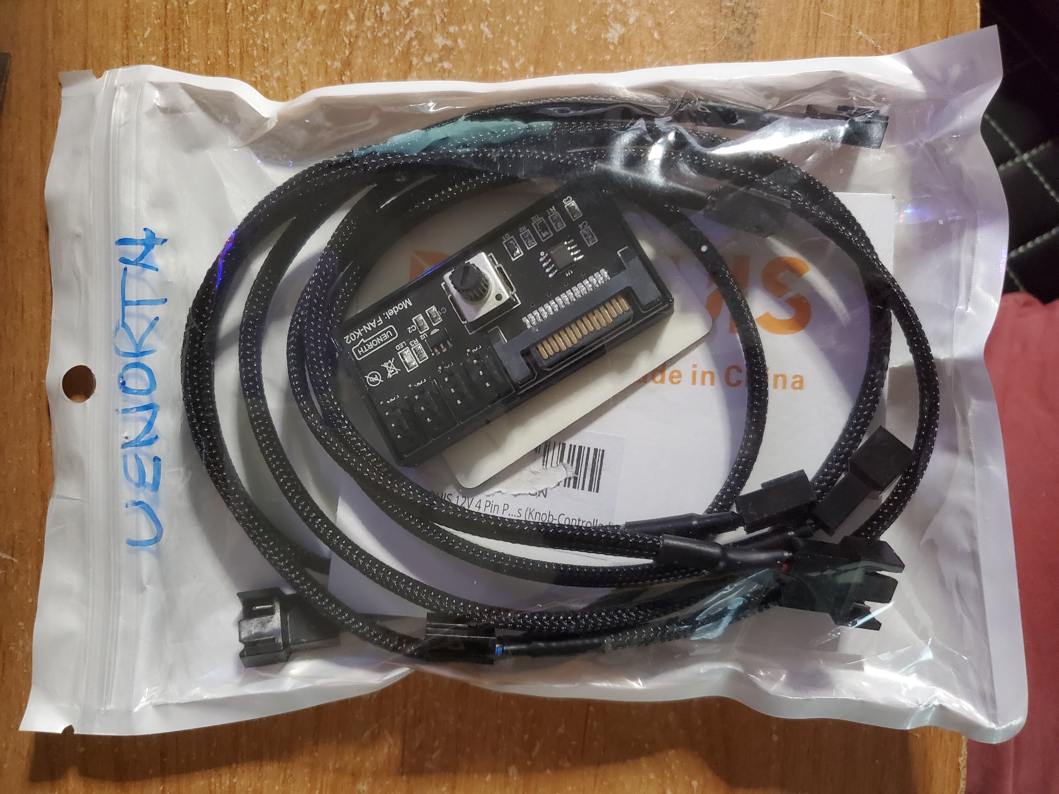 UENorth (Dalquis) Fan-K02 5-12V 4-Fan PWM, SATA-Powered Hub with Speed Knob & Cables.jpg