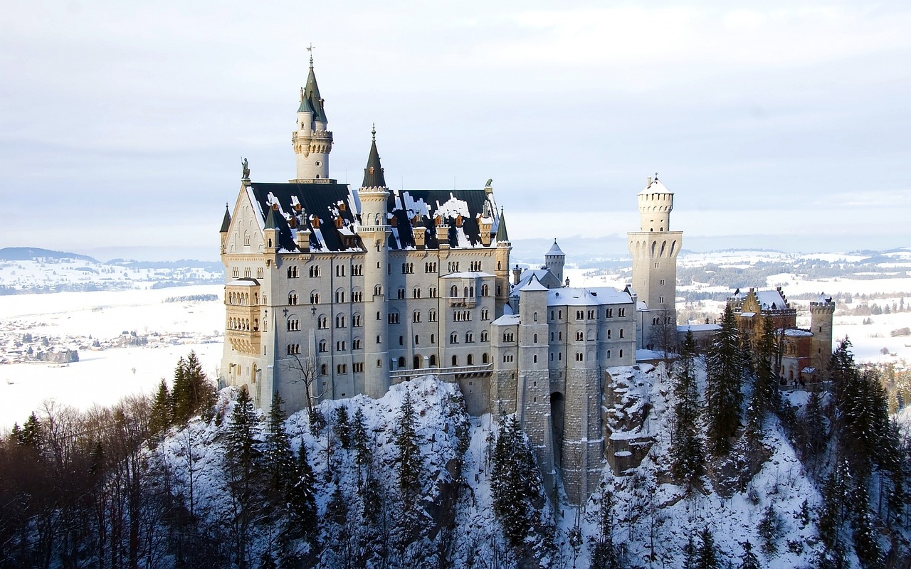 neuschwanstein-gaf42b06ce_1280.jpg