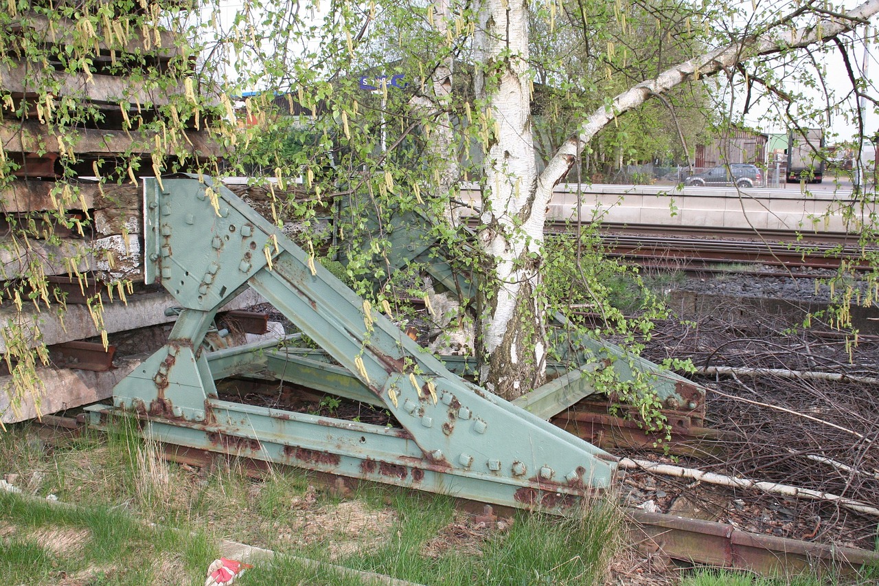 railroad-track-16776_1280.jpg