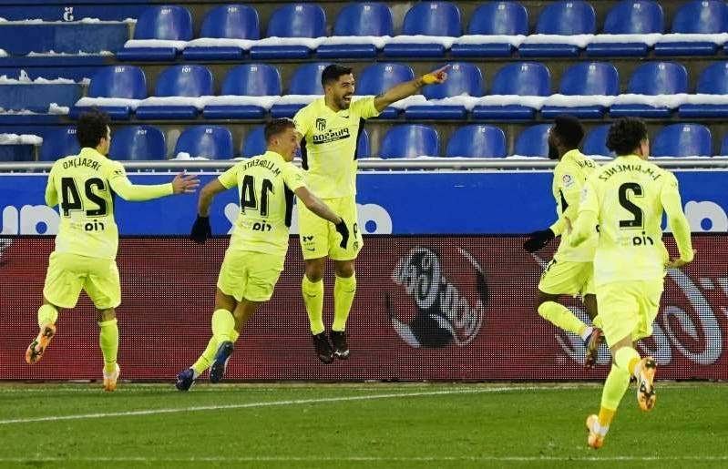 a-group-of-football-players-on-a-field-la-liga-santander-deportivo-alaves-v-atletico-madrid__867116_.jpg