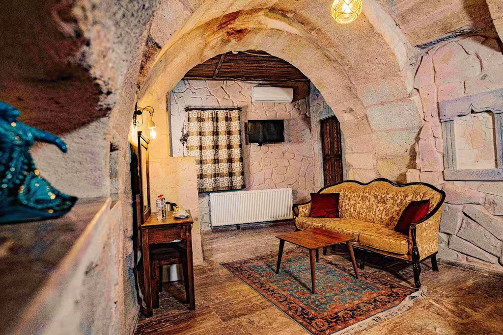 28-cave-hotel-room.jpg