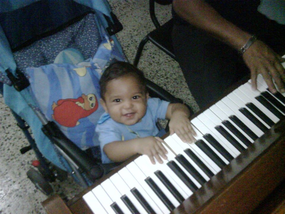 con mi Hijo en el Piano.jpg