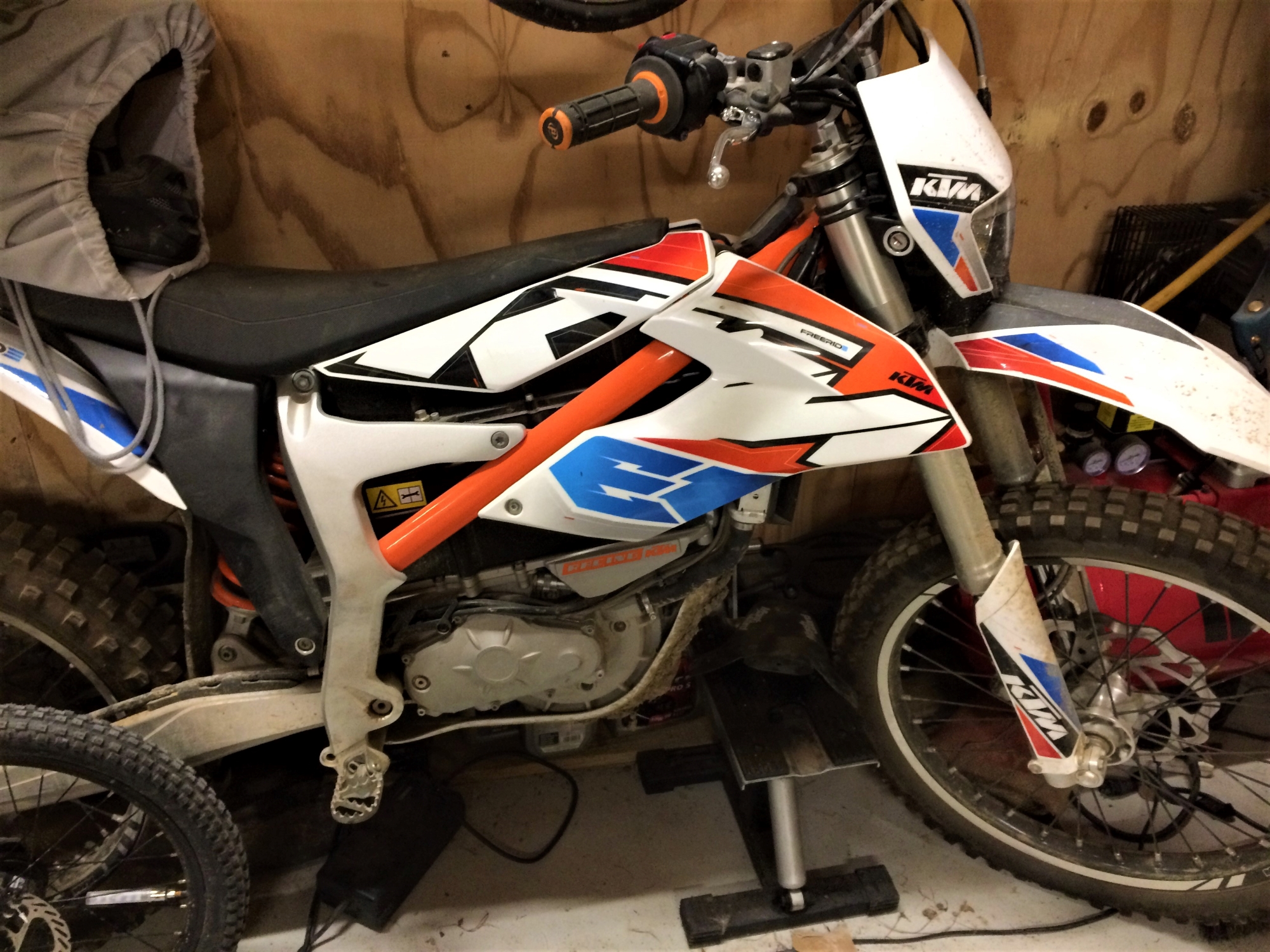 ktm e.jpg