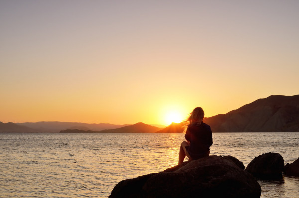 depositphotos_12141493-stock-photo-girl-on-the-beach.jpg