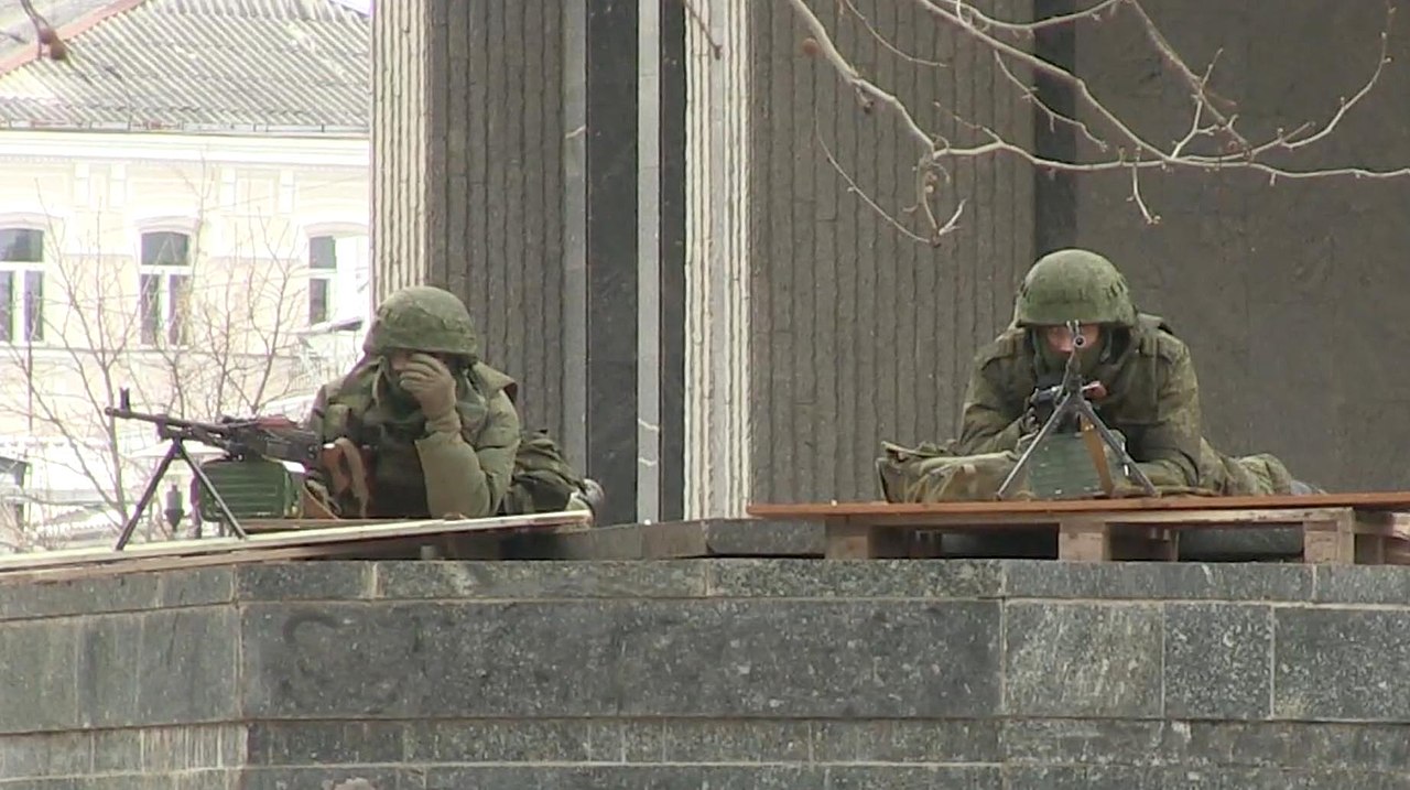 soldados rusos en el parlamento de crimea.jpg