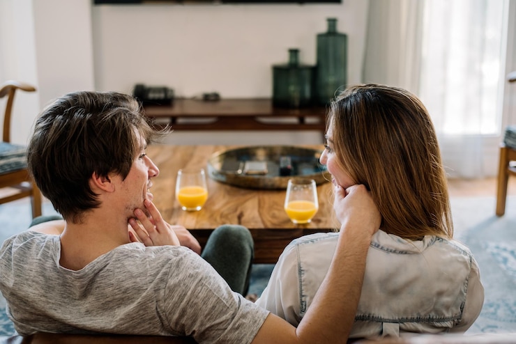 feliz-pareja-sentada-piso_657883-487.jpg
