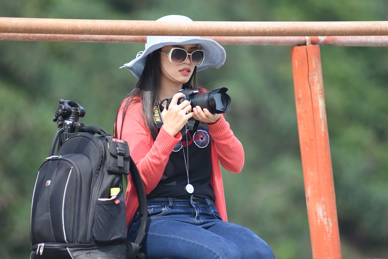 girl-with-camera-2134223_1280.jpg