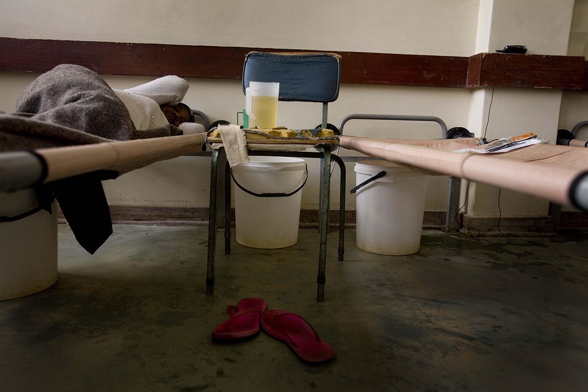 Patients_lie_in_bed_at_a_cholera_treatmen_centre_in_the_Budiriro_District,_that_was_badly_affected_by_cholera,_in_Harare,_Zimbabwe_on_the_21st_April,_2009._Photo-_Kate_Holt_-_AusAID_(10712704546).jpg