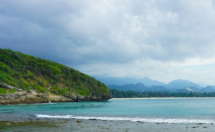 pantai momong.jpg