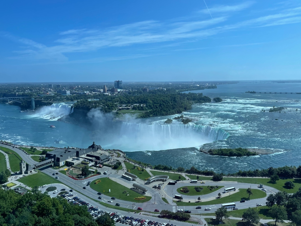 travel-canada-niagra-falls-hotel-1.jpg