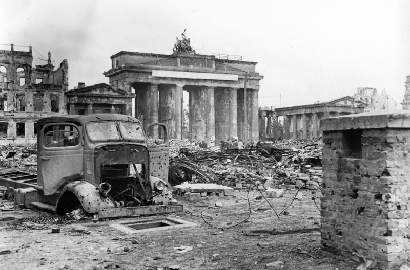 Bundesarchiv_B_145_Bild-P054320,_Berlin,_Brandenburger_Tor_und_Pariser_Platz.jpg