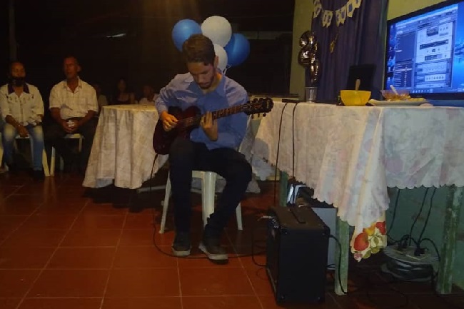 Tocando guitarra mi cumpleaños 2021.jpg