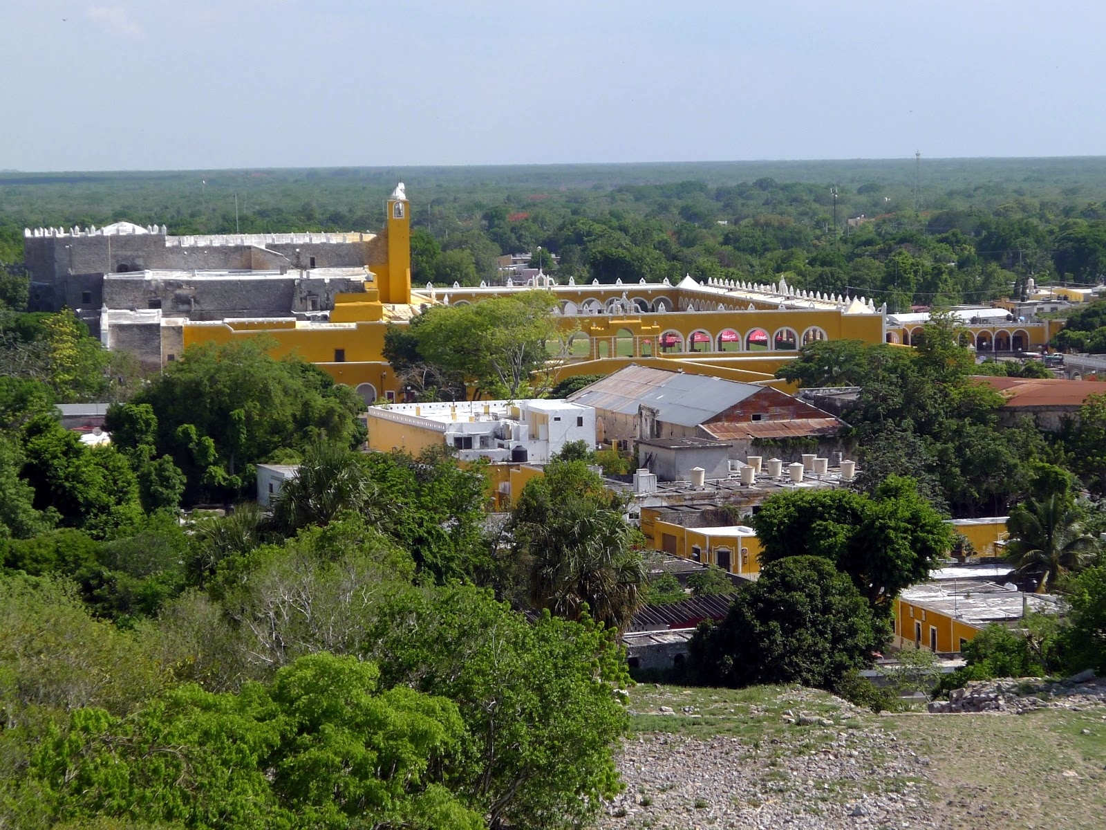 Mexiko Izamal Convento San Antonio von Maya-Pyramide gesehen