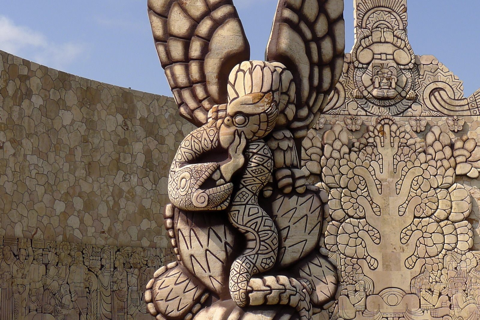 30 mexico yucatan merida monumento patria adler und schlange detail_02.jpg