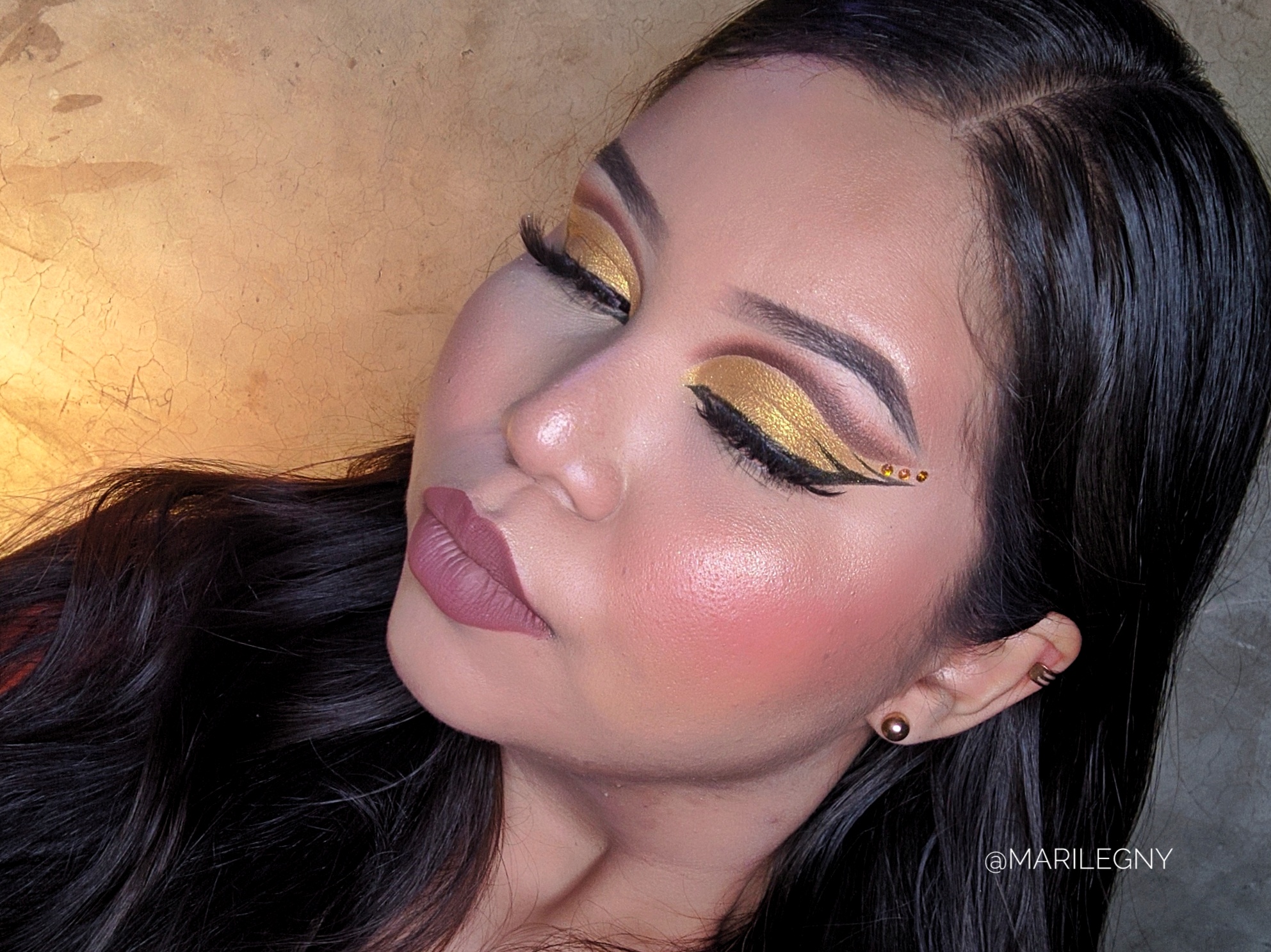 ESP - ENG] Hermoso y dramático maquillaje en tonos marrón y dorado?? |  Beautiful and dramatic makeup in brown and golden tones?? | Por:  @marilegny? — Hive