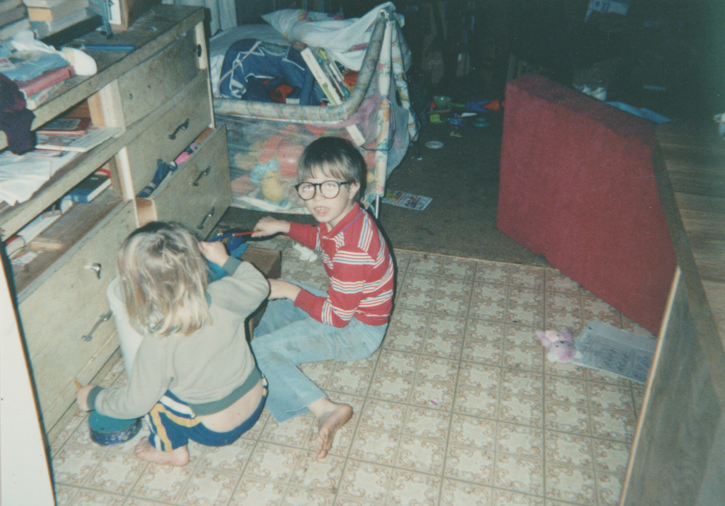 1992-11 - Joey, Crystal, cats or kittens, 163 living room floor near the kitchen and red couch.png