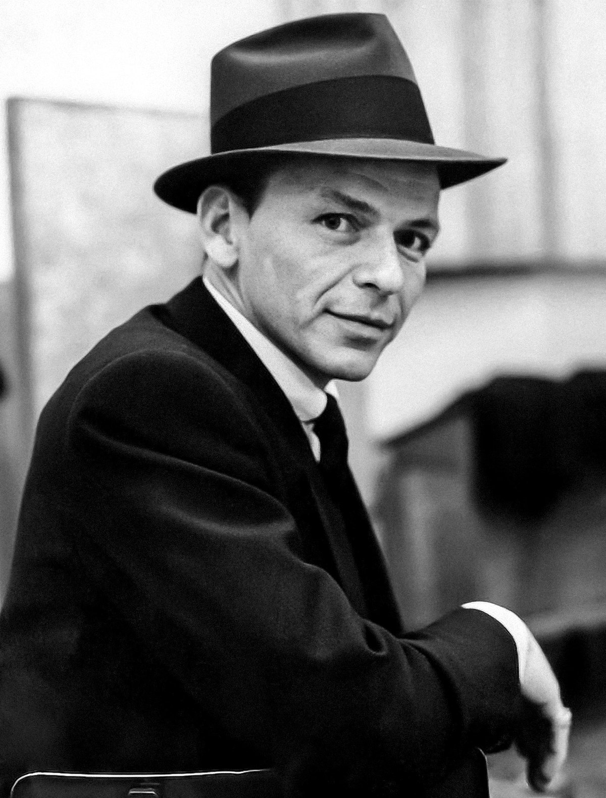 1200px-Frank_Sinatra_(1957_studio_portrait_close-up).jpg