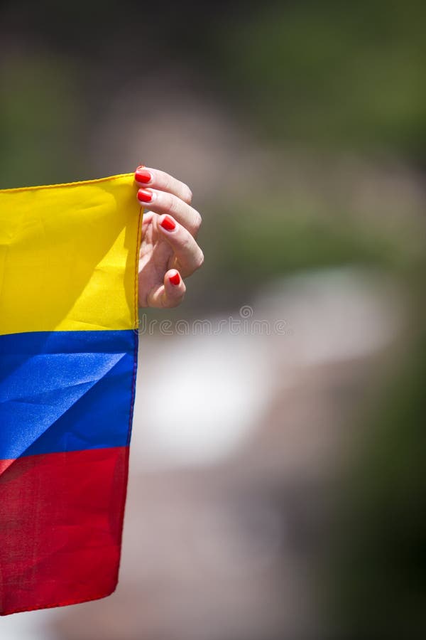 la-bandera-venezolana-en-las-manos-de-la-mujer-en-angel-fall-venezuela-56872251.jpg