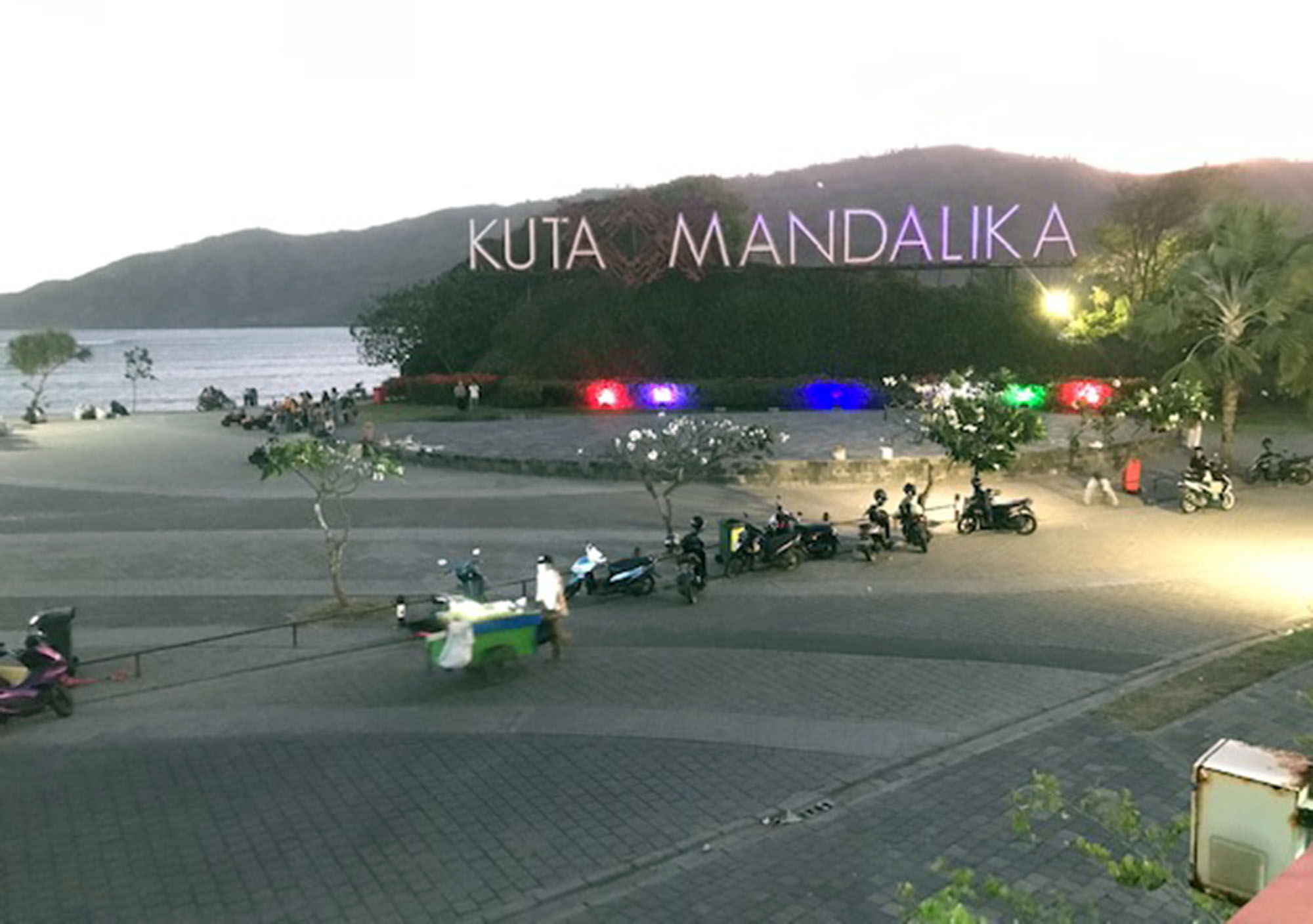 Pantai Kuta Mandalika_03.jpg