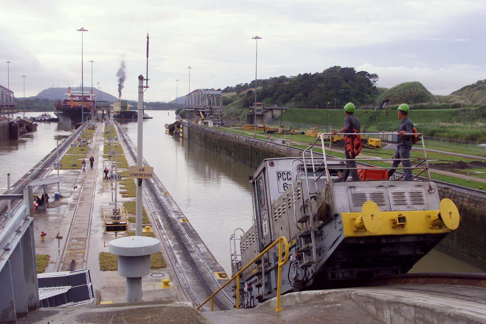 panama_canal_miraflores_mule.jpg