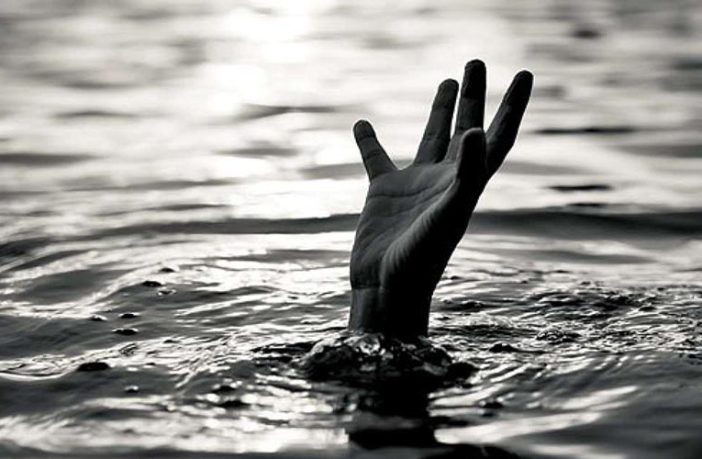 drowning-hand-glim-702x459.jpg