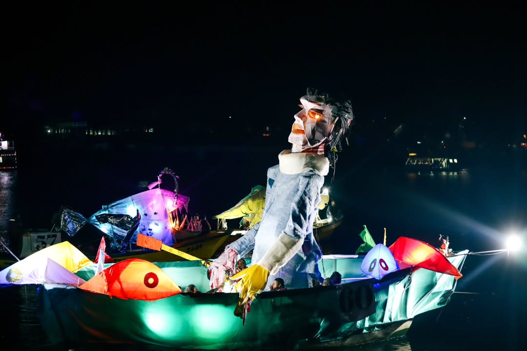🛥   ......#nochevaldiviana #nochevaldiviana2025 #nochevaldiviana2025 #valdiviachile #barco #luces #nochedeluces.heic (1).jpg