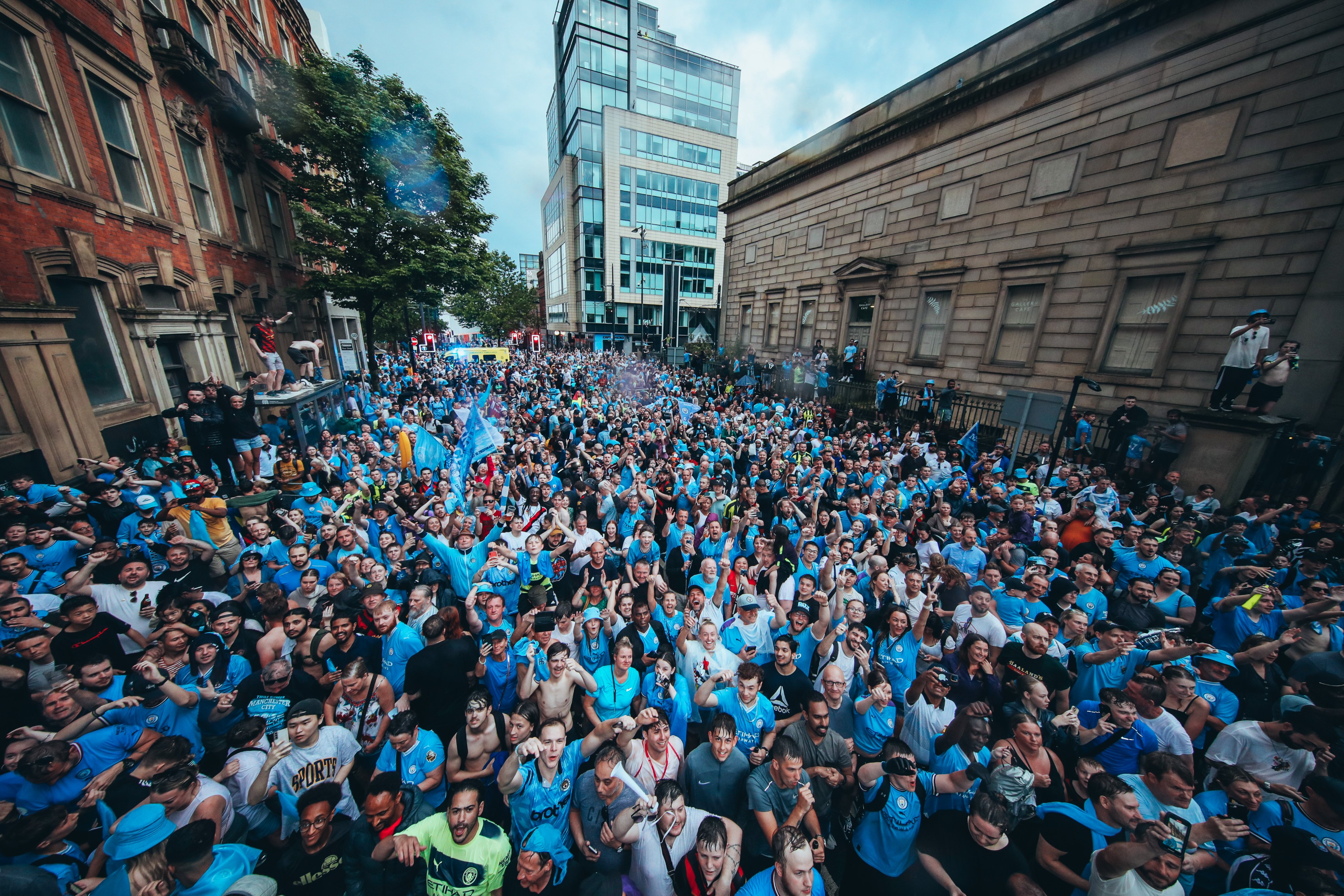 Манчестер синий. Manchester is Blue.