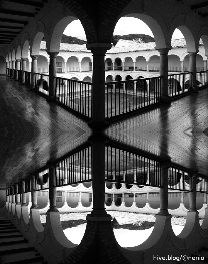 claustro-bogota-symmetric-bw.jpg