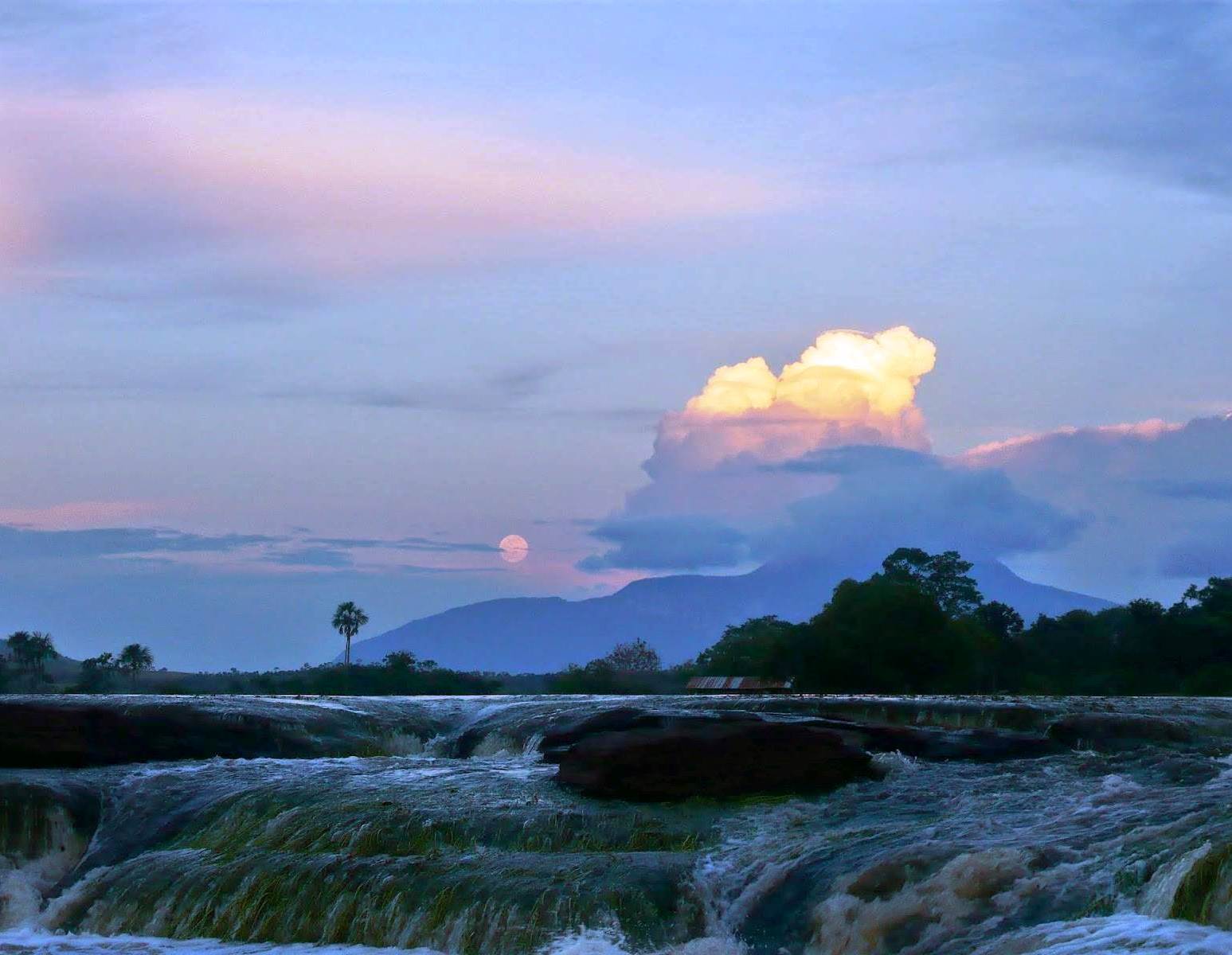 Salto Hacha P. Canaima.jpg