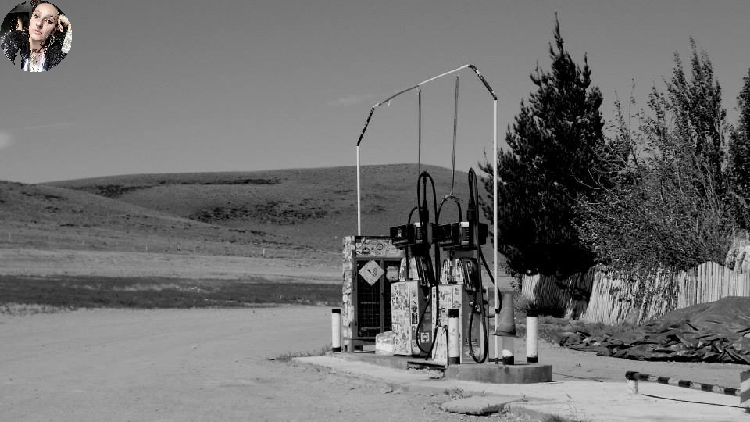 03.-Bajo caracoles, ultimo poblado por muchos km antes de llegar a El Calafate, unica estacion de servicio.png