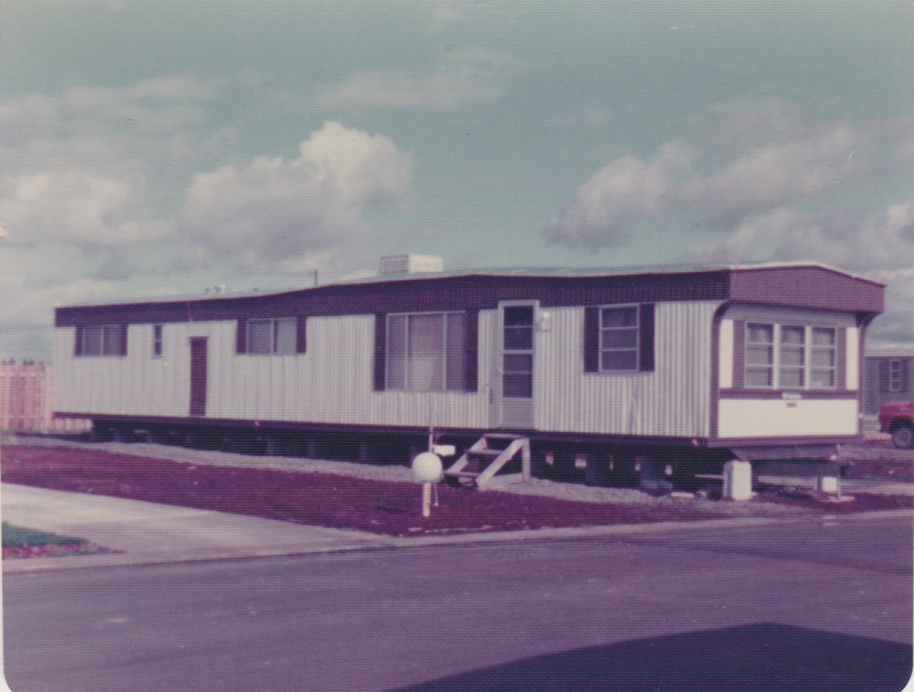 1975-03-26 - Wednesday - Pre-expanded porch, but not sure when or where, no date, before 2pics I dated to be Thursday but not Thursday, 1pic.png