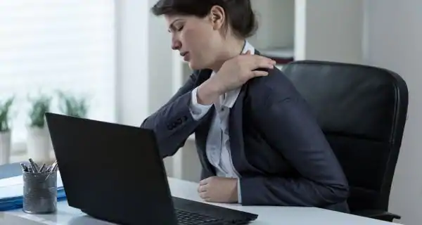 Woman-working-on-laptop-with-spine-problem.webp