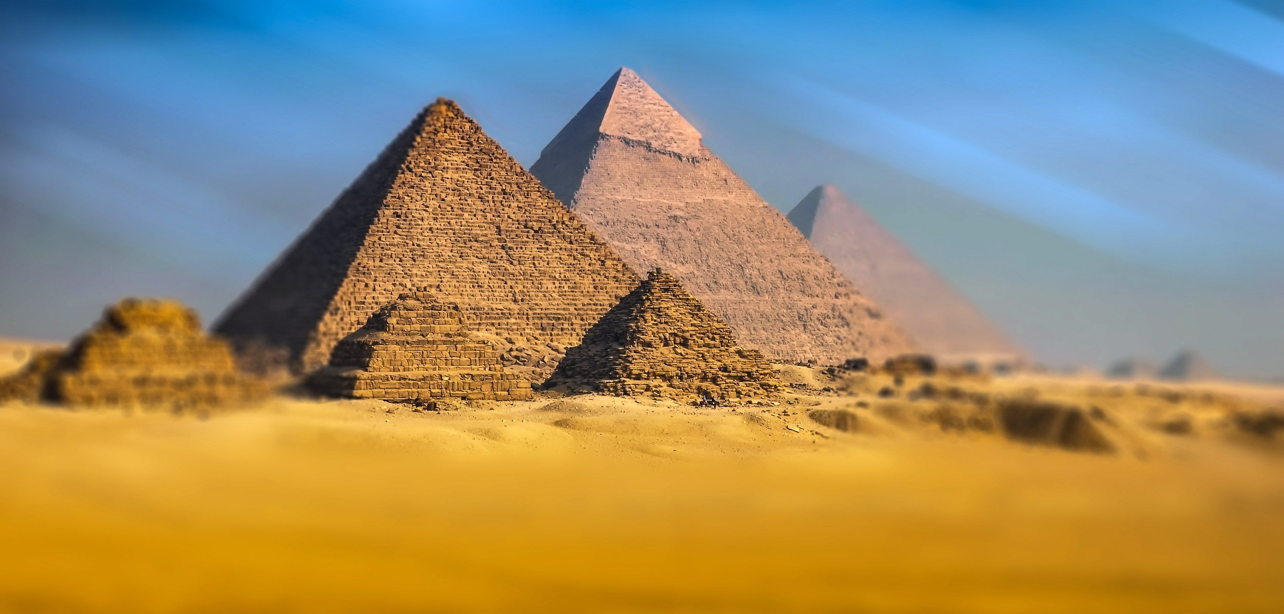 https://images.hive.blog/DQmexULf26dHTSvYkkRBALNTwwVa8F5vi7Go3oMnpoa3V1g/full-view-of-the-pyramids-in-giza-egypt-3752714234.jpg