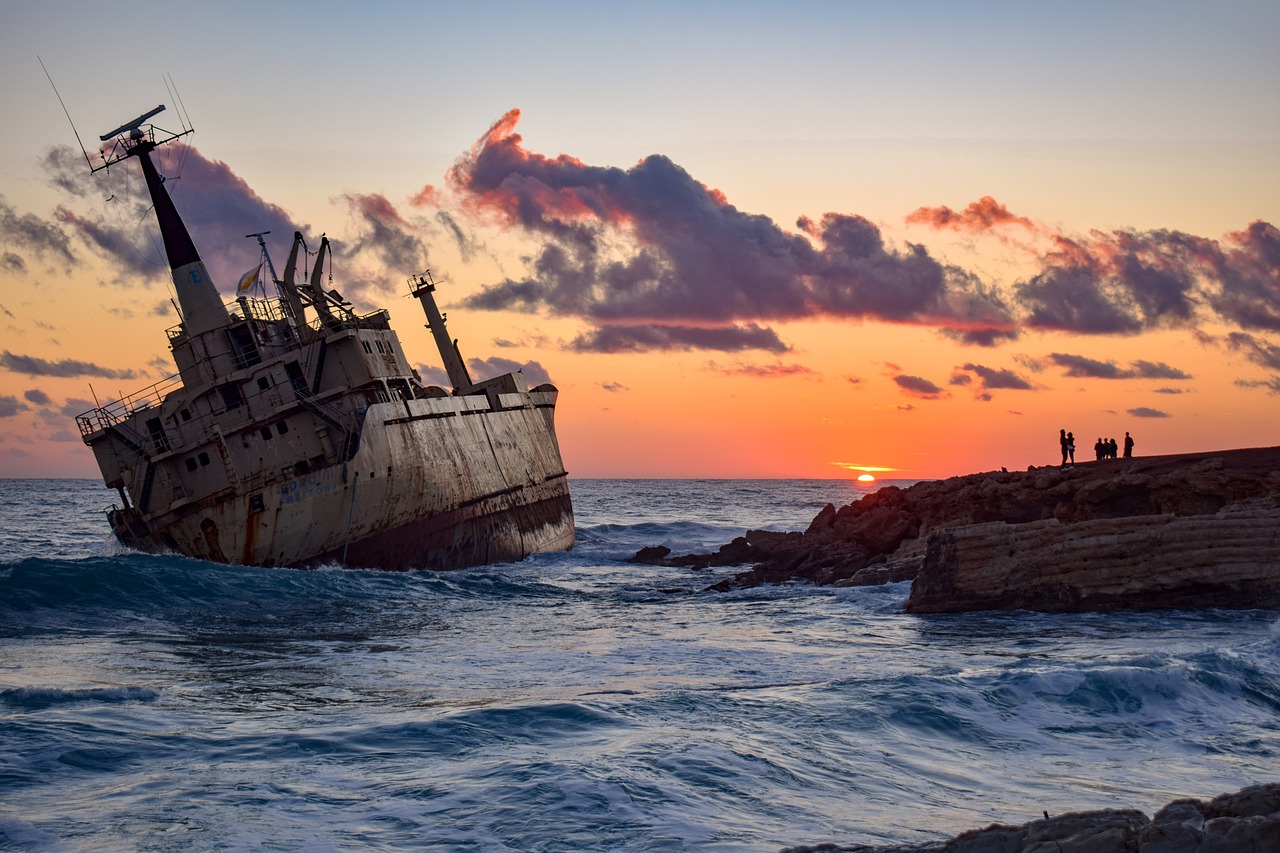  "shipwreck-g19491a708_1280.jpg"