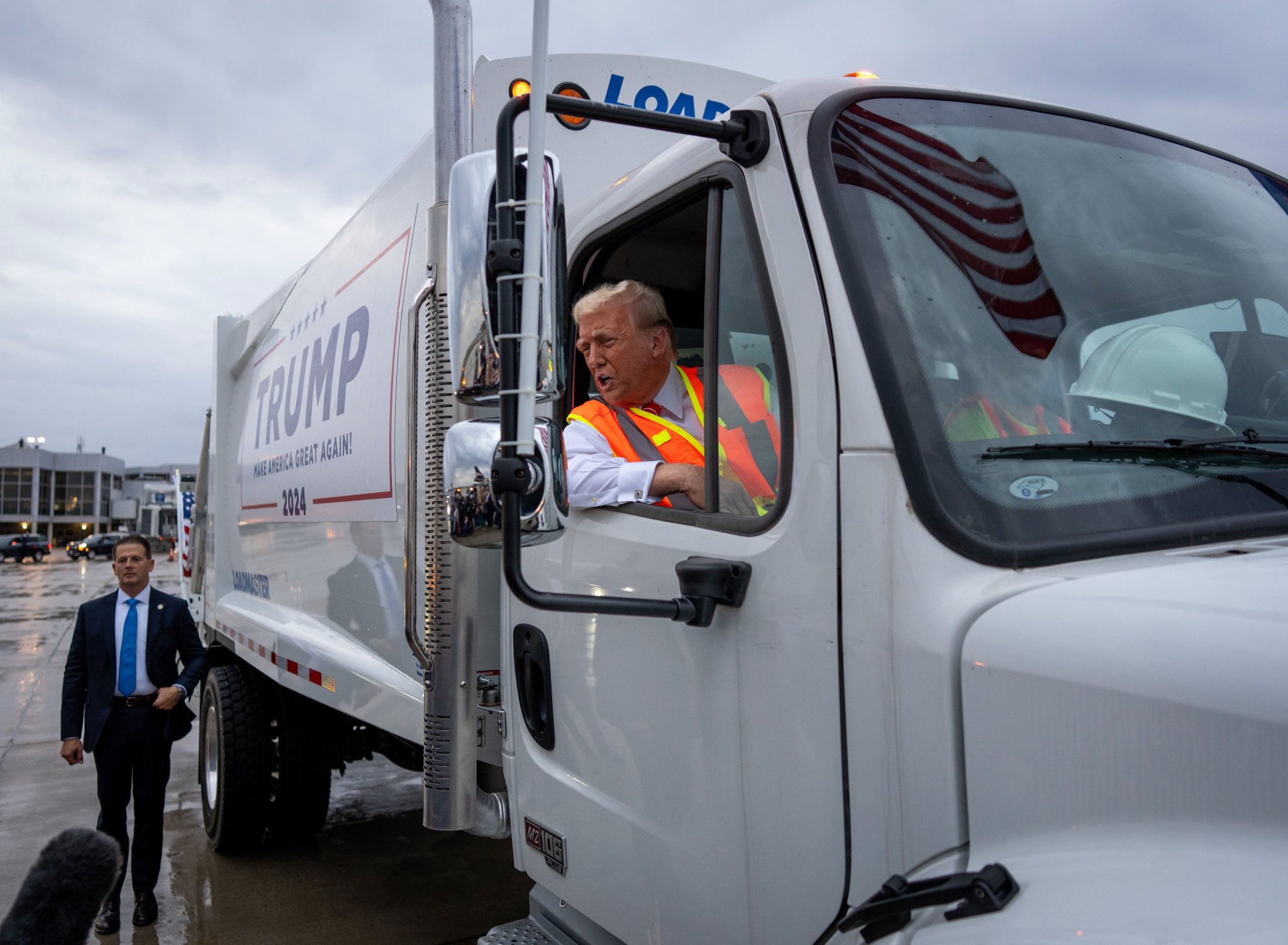 Trump Truck Garbage Man Biden America USA GbLD6AjXoAEcPCF.jpeg