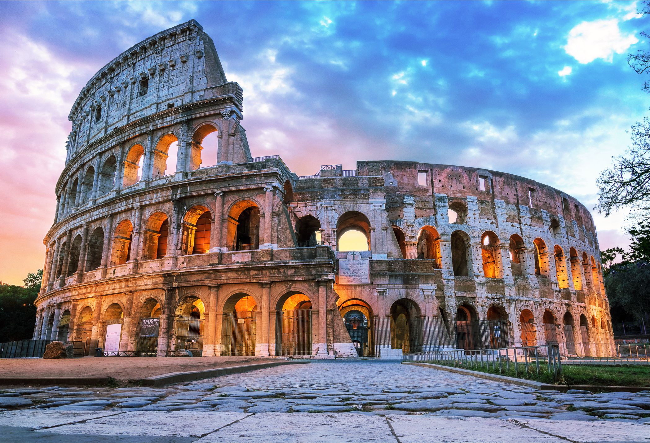 the-roman-coliseum-in-the-early-morning-655490208-5a750519875db90037324138-3593122770.jpg