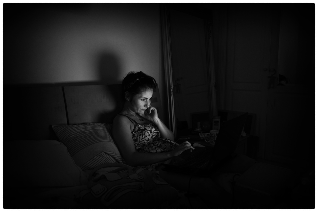 computer-screen-light-black-and-white-woman-photography-752775-pxhere.com.jpg