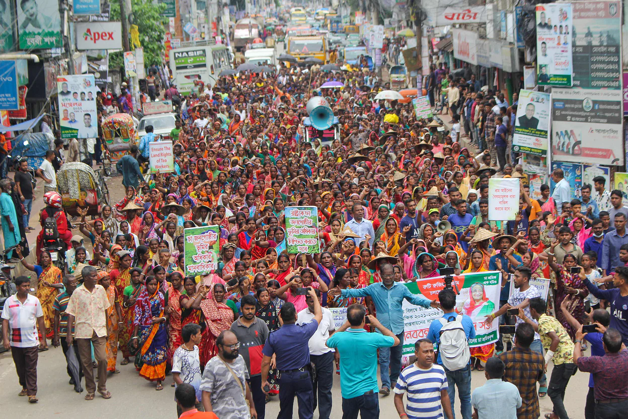 prothomalo-english_2022-08_f86f6c2a-5f12-4758-a1e0-fb54ea06baa9_Tea_garden_workers.webp