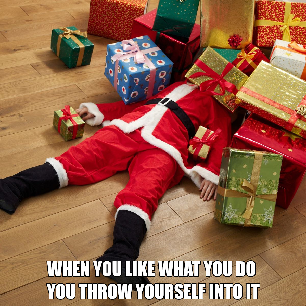 Устала праздников. Подарки под ёлкой. Уставший дед Мороз. Смешной Санта.