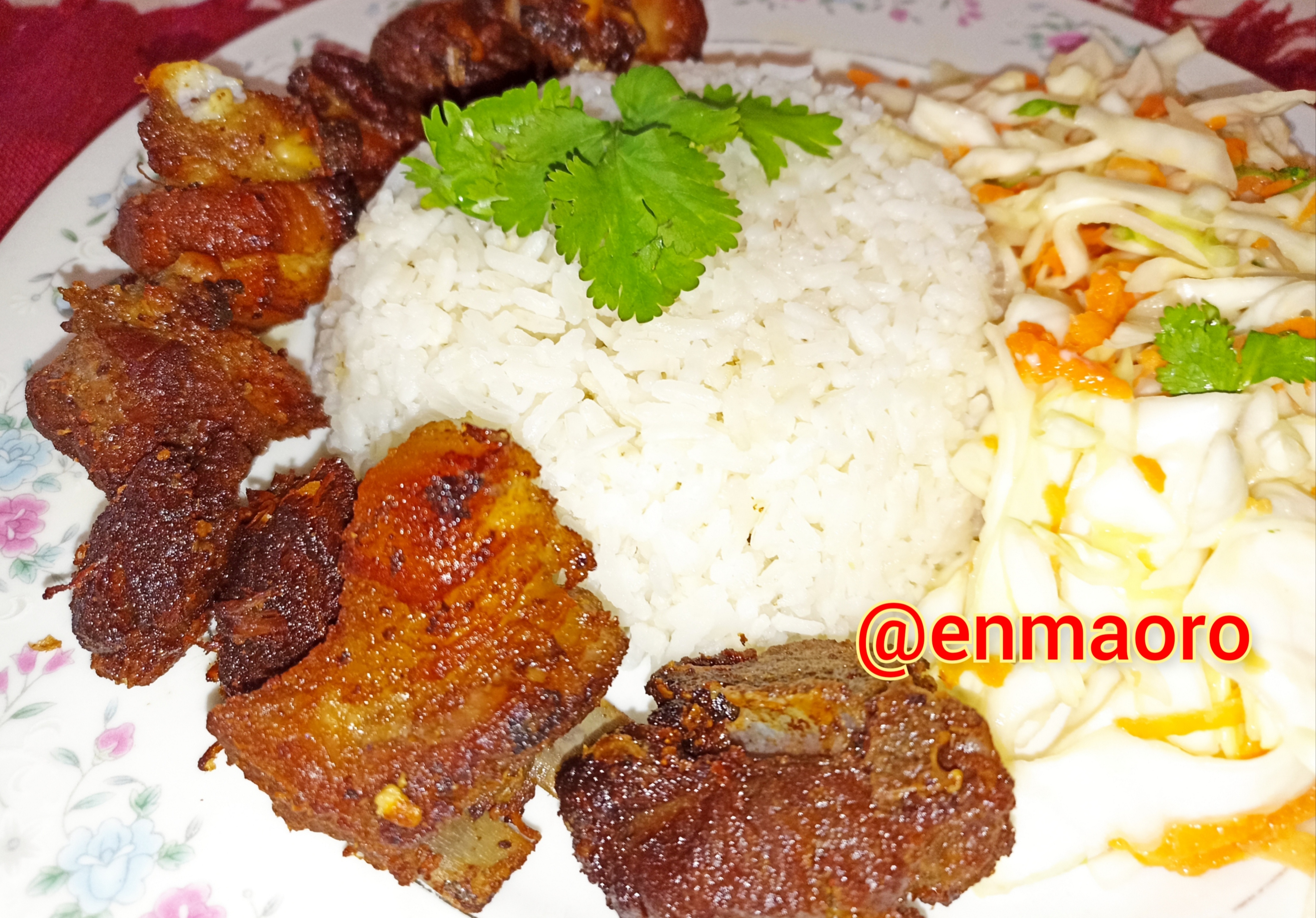 Delicioso cochino frito con arroz y ensalada// Delicious fried pork with  rice and salad.