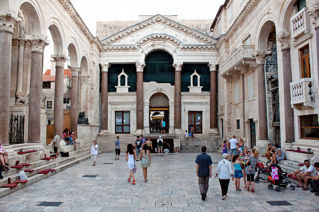 Peristyle,_Split_1.jpg