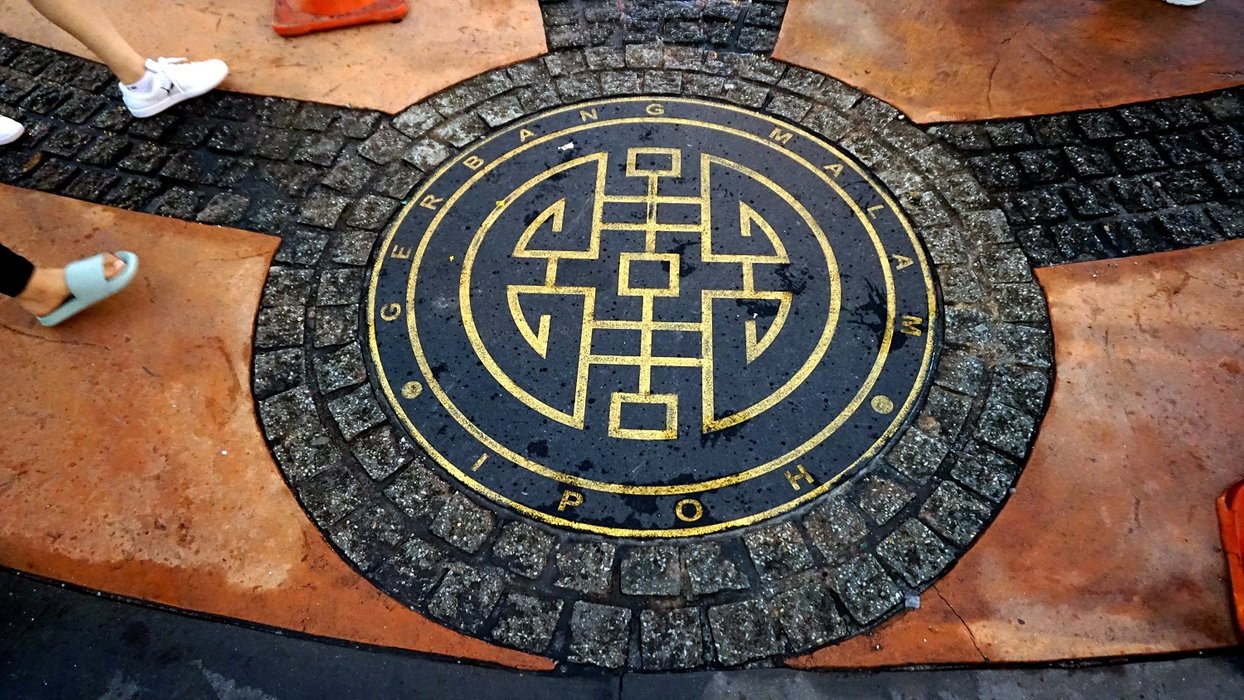 One of the manhole covers found in the ’Gerbang Malam’ area