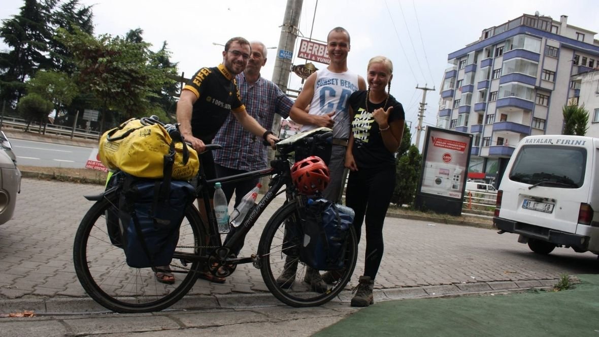 Filbo Frensch - keliautojas iš Vokietijos, dviračiu apkeliavęs 5 žemynus. Skirtingu metu ir skirtingose vietose susitikome du kartus
